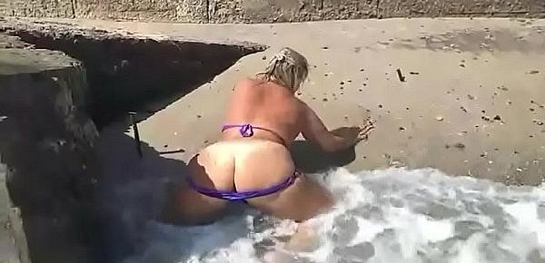  BBW lady on beach play with naked boobs